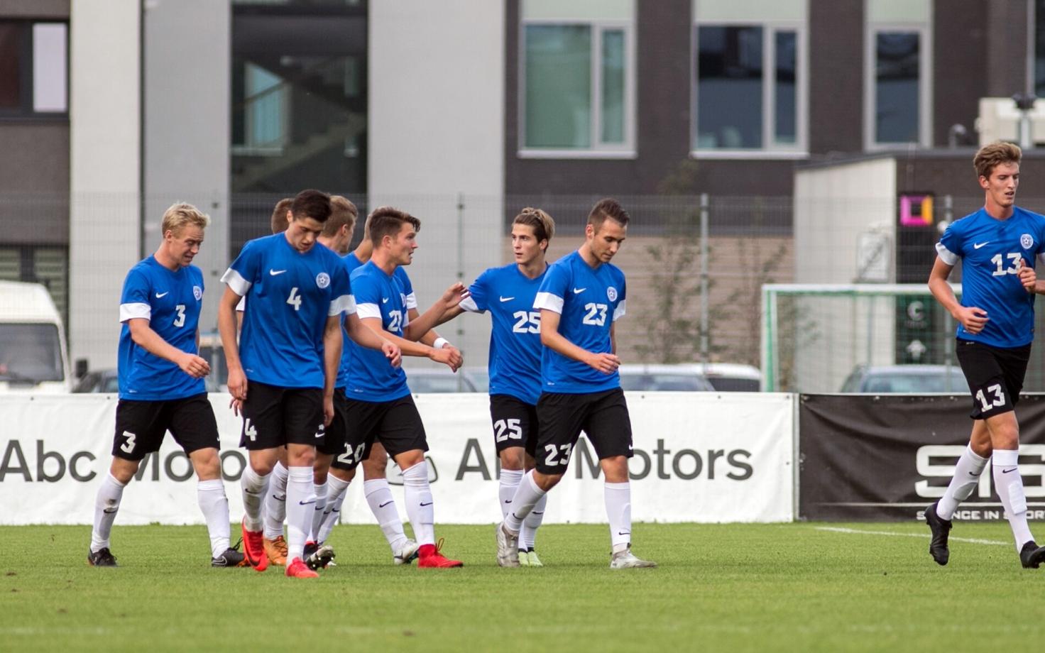 Eesti U-19 koondis Mark Anders Lepiku võiduväravat tähistamas