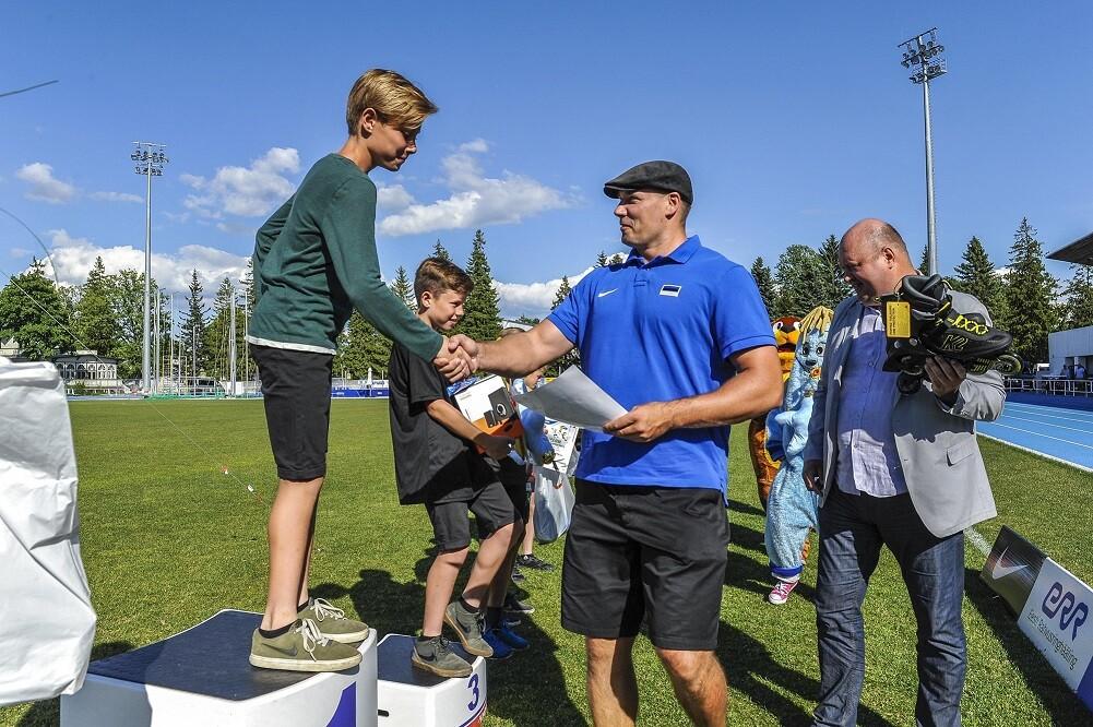 Gerd Kanter 47. hooaja finaaletapil autasustamas