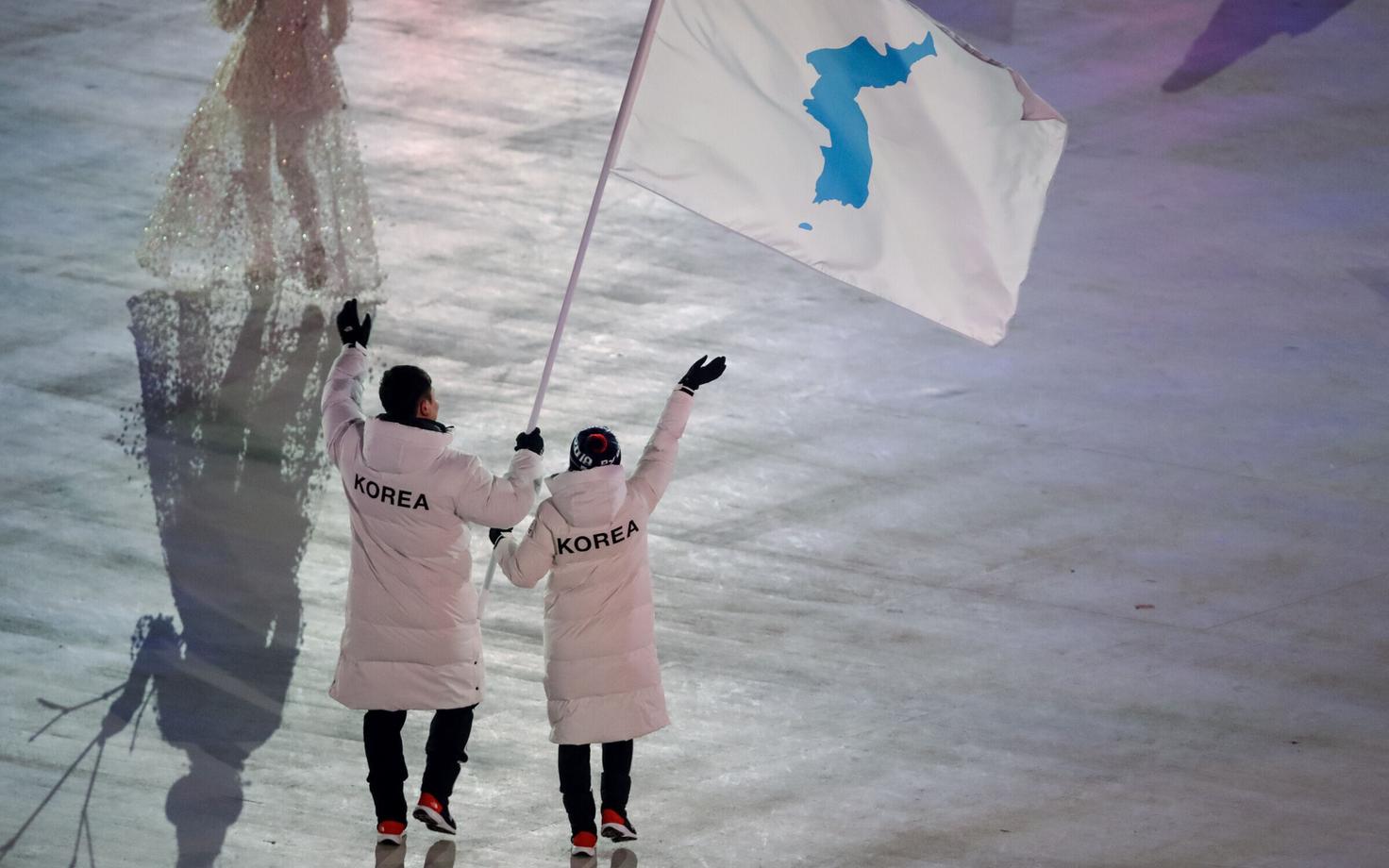 Põhja- ja Lõuna-Korea sportlased PyeongChangi olümpiamängude avamisel ühise lipuga.