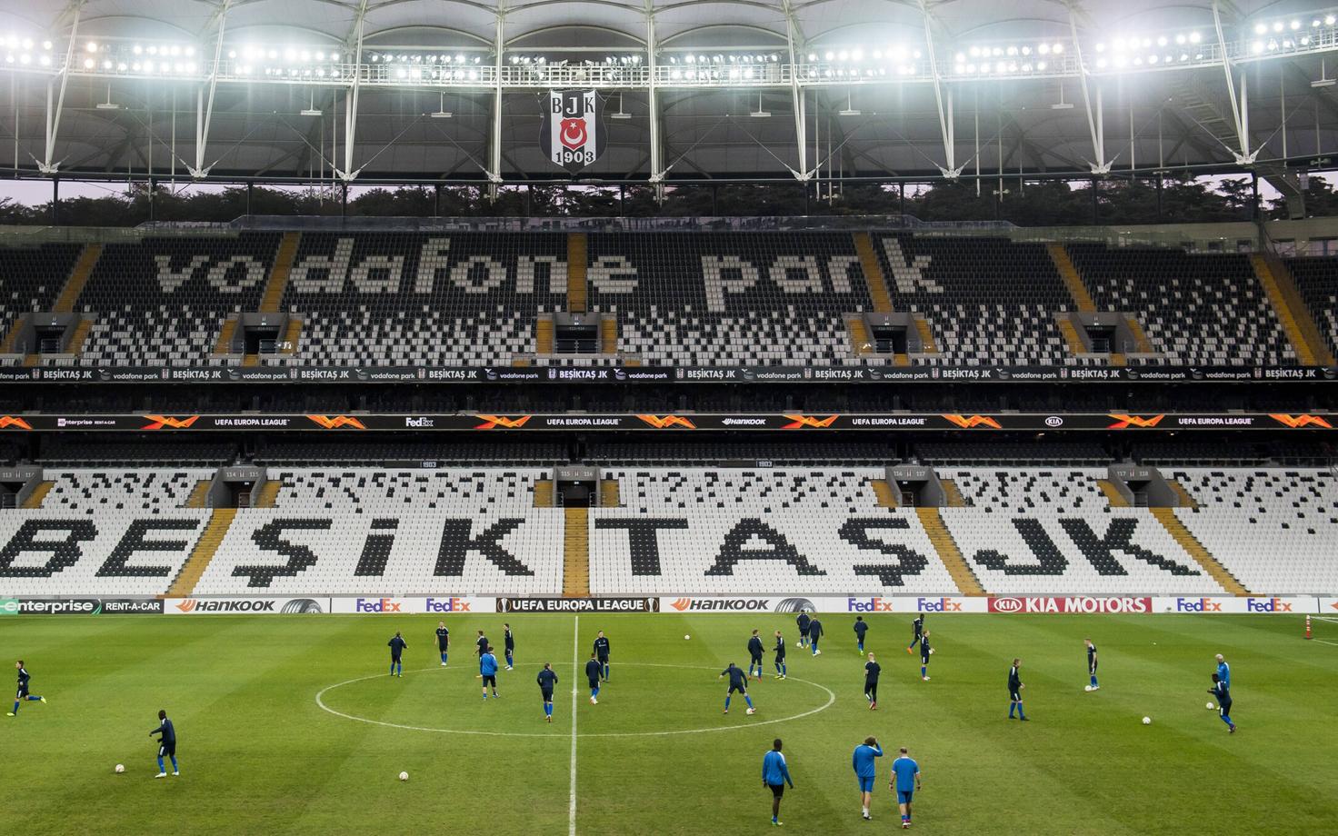 Sarpsborg 08 mängijad Istanbulis Besiktase staadionil treenimas.
