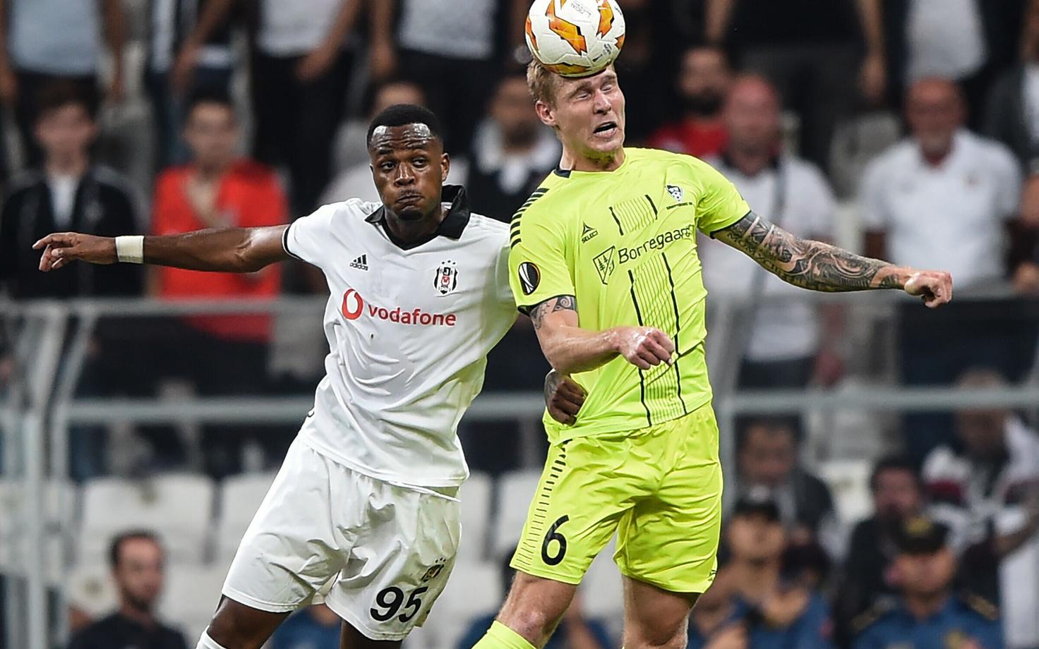 Joonas Tamm (kollases) õhuvõitluses vastaste Cyle Lariniga (Besiktas)