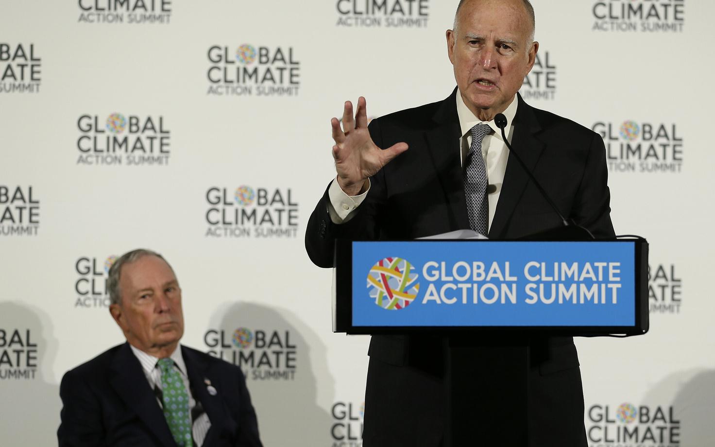 Jerry Brown, vasakul taga Michael Bloomberg.