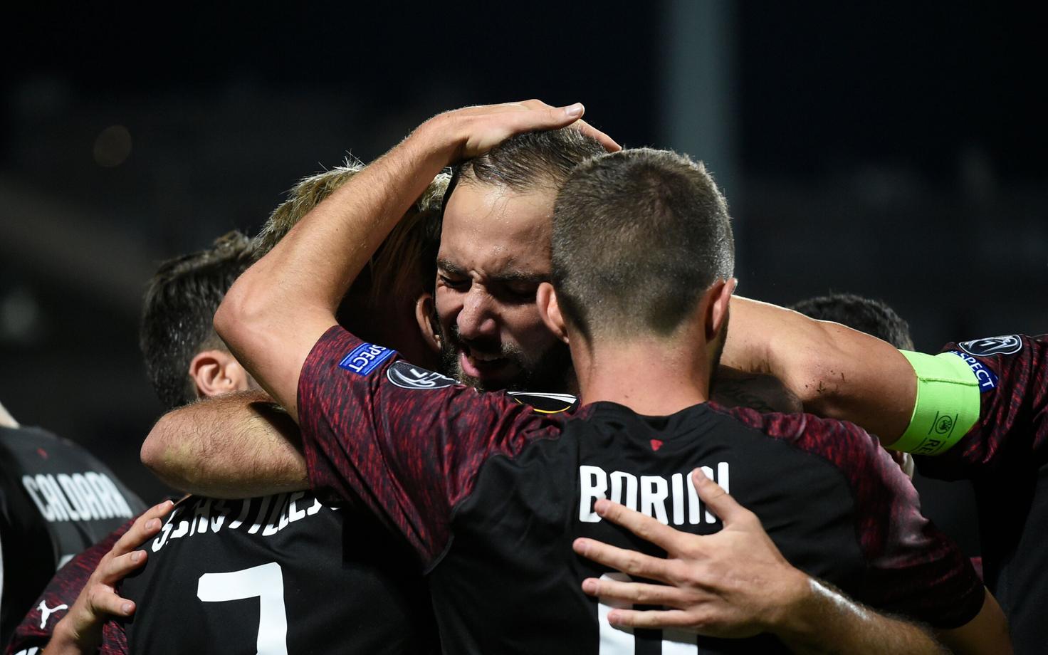 Gonzalo Higuain tähistamas väravat, mis tõi AC Milanile Euroopa liigas esimese võidu