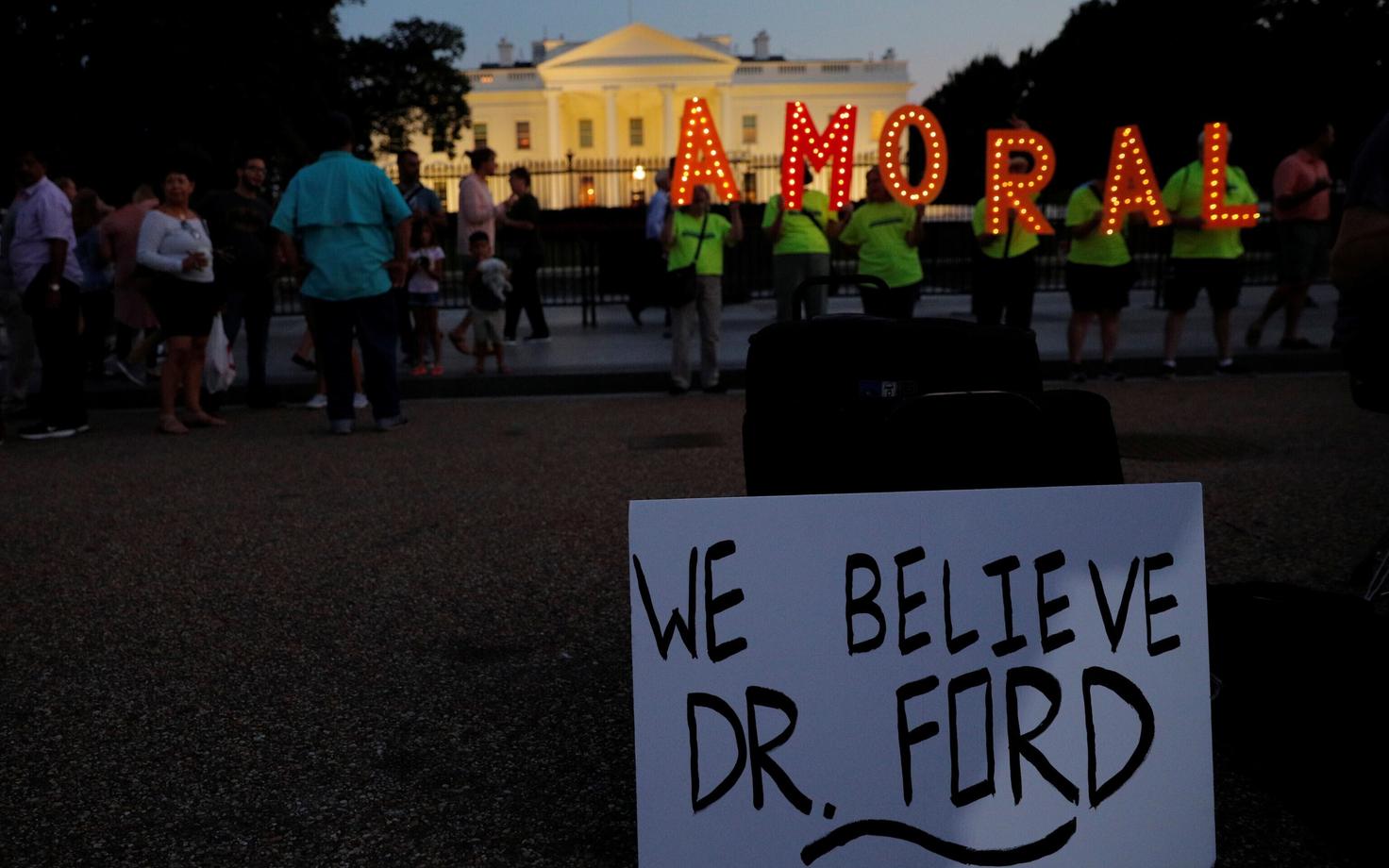 Kavanaugh vastu suunatud protest Valge Maja ees.