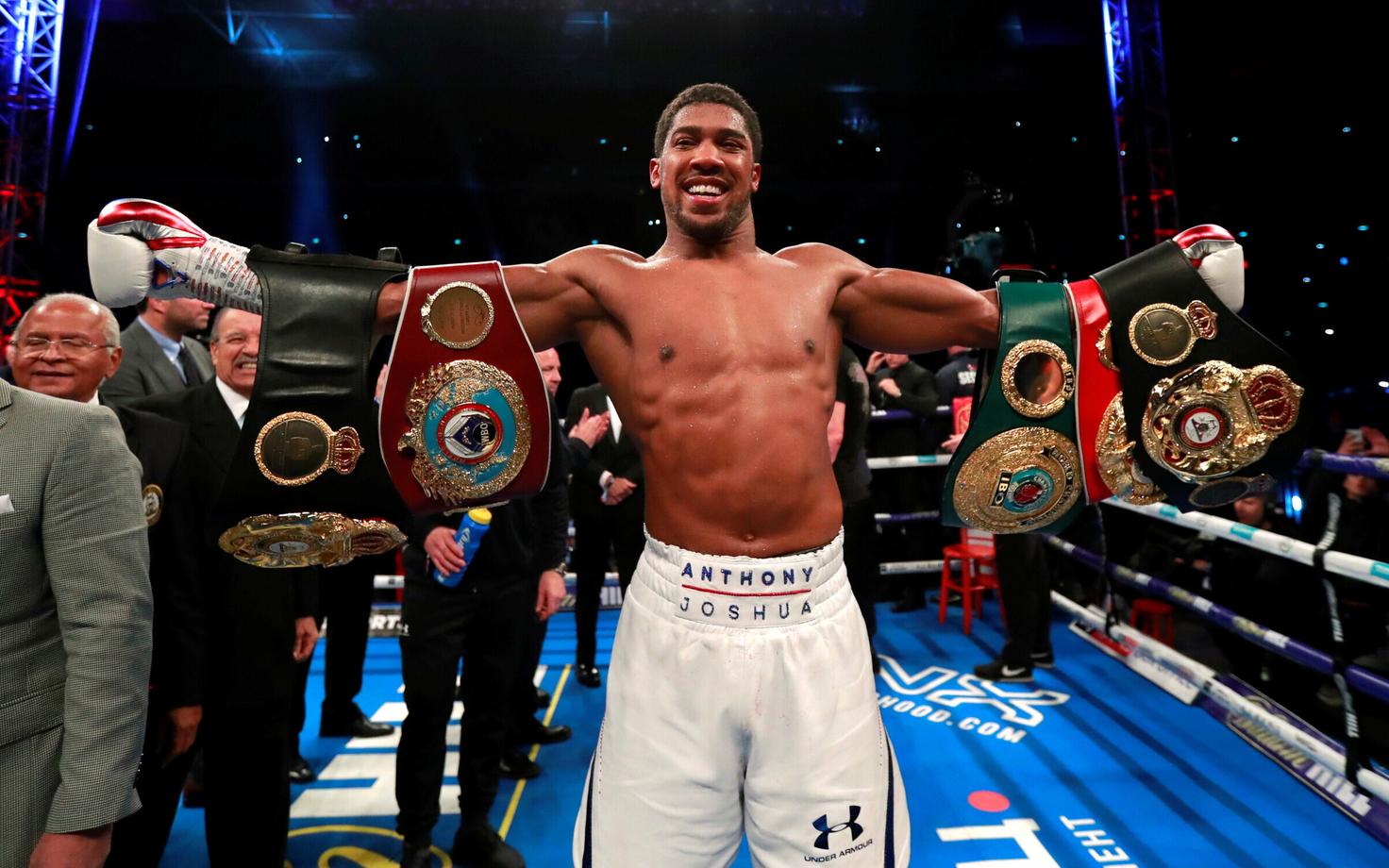 Anthony Joshua enda tiitlivöödega.