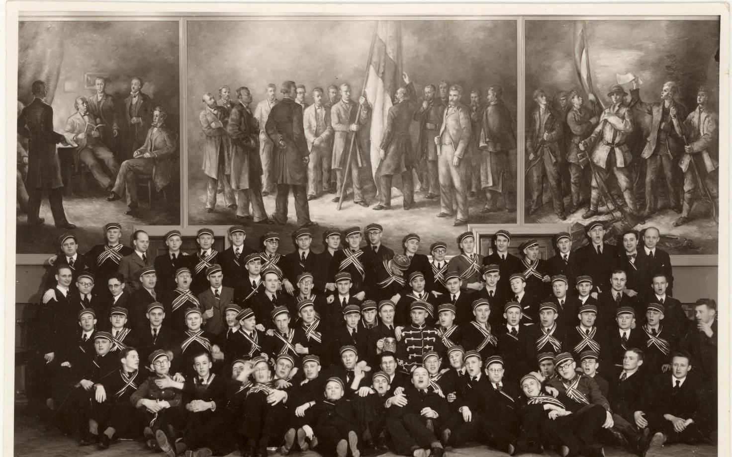 Tartu, Eesti Üliõpilaste Seltsi liikmed Aleksander Bergmani kolmeosalise pannoo ees. 29. aprillil 1939.