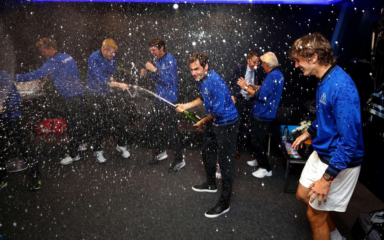 Roger Federer korraldas riietusruumis šampanjaduši.