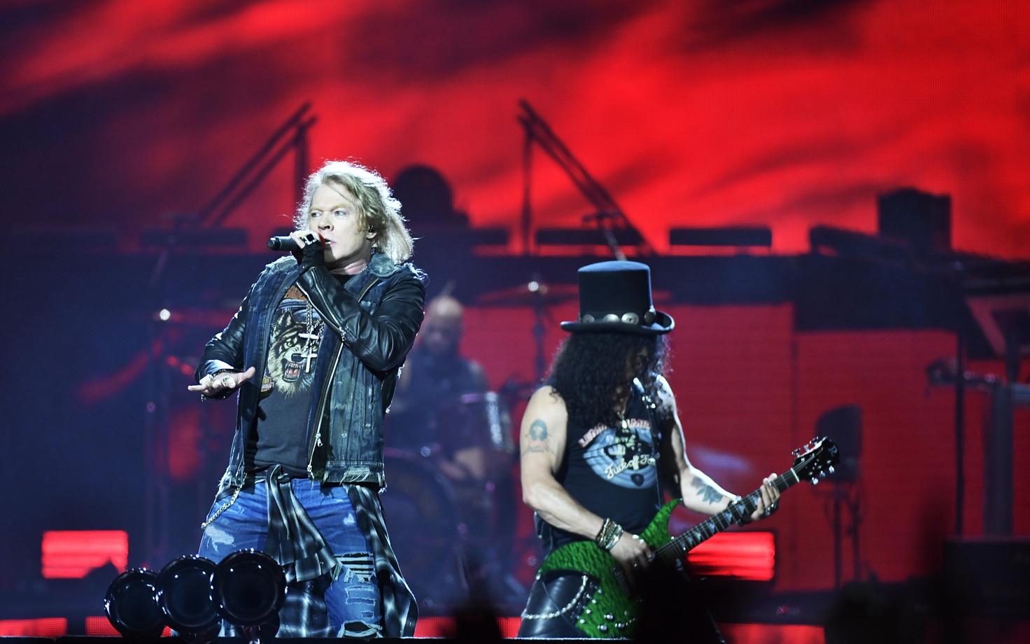 Guns N' Rosesi solist Axl Rose (vasakul) ja kitarrist Slash.