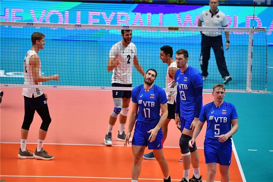 Esiplaanil Venemaa koondislased kurvastamas, taamal ameeriklased rõõmustamas.