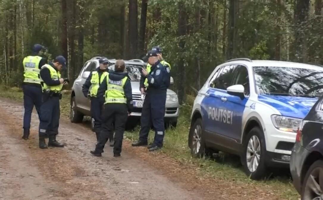 Politseinikud metsas.