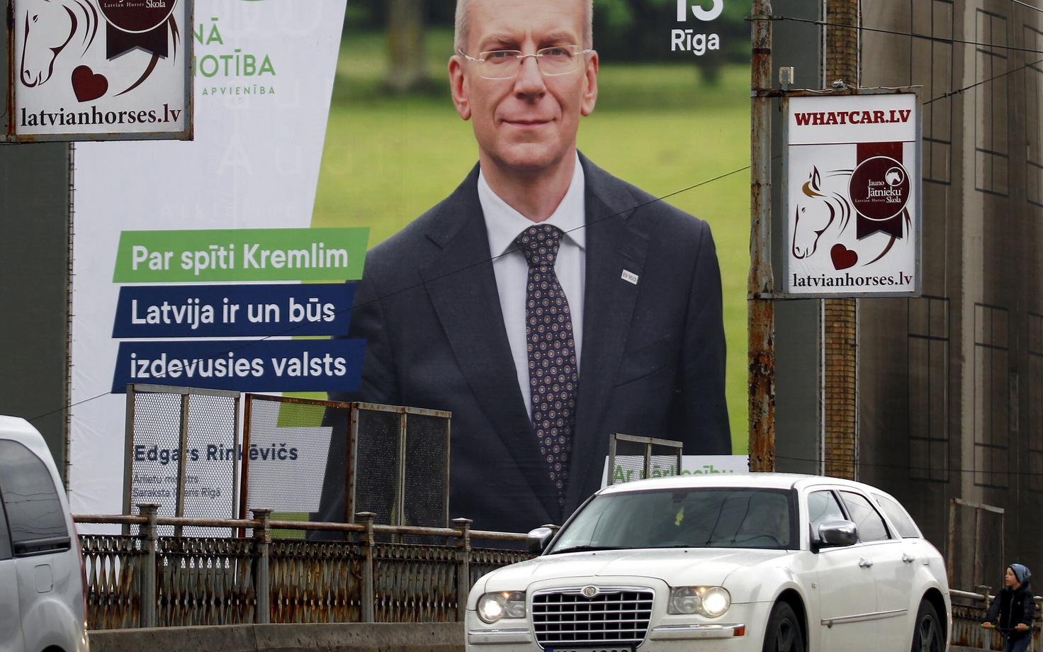 Erakonda Uus Ühtsus esindav välisminister Edgars Rinkevics valimisplakatil, kus on kirjas lause