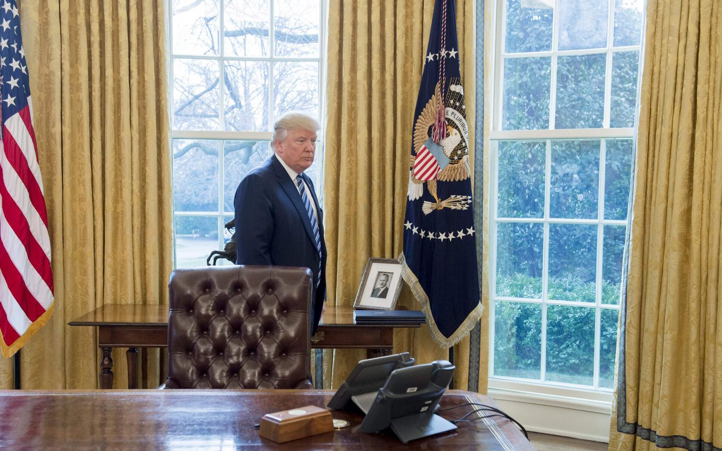 Donald Trump valges Majas, laual on Fred Trumpi foto.