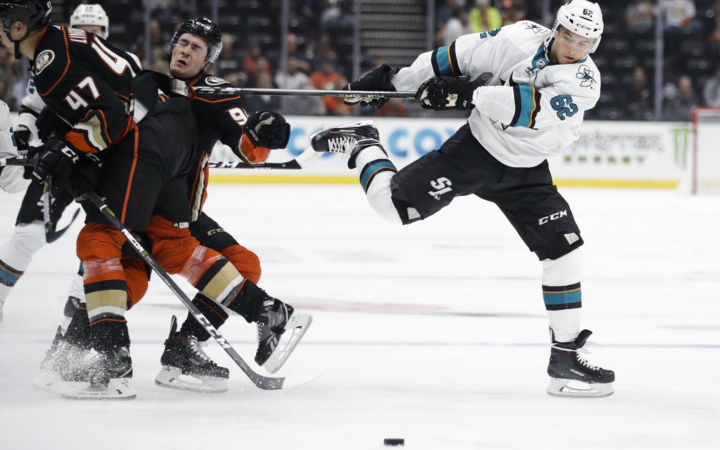 22-aastame Kevin Labanc (paremal) lõi San Jose Sharksile lisaajal võiduvärava