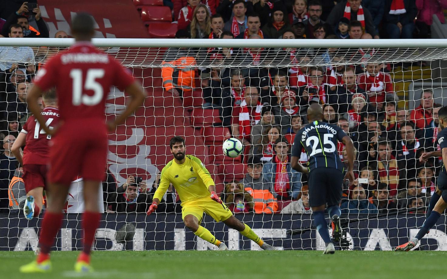 Riyad Mahrez penaltit löömas
