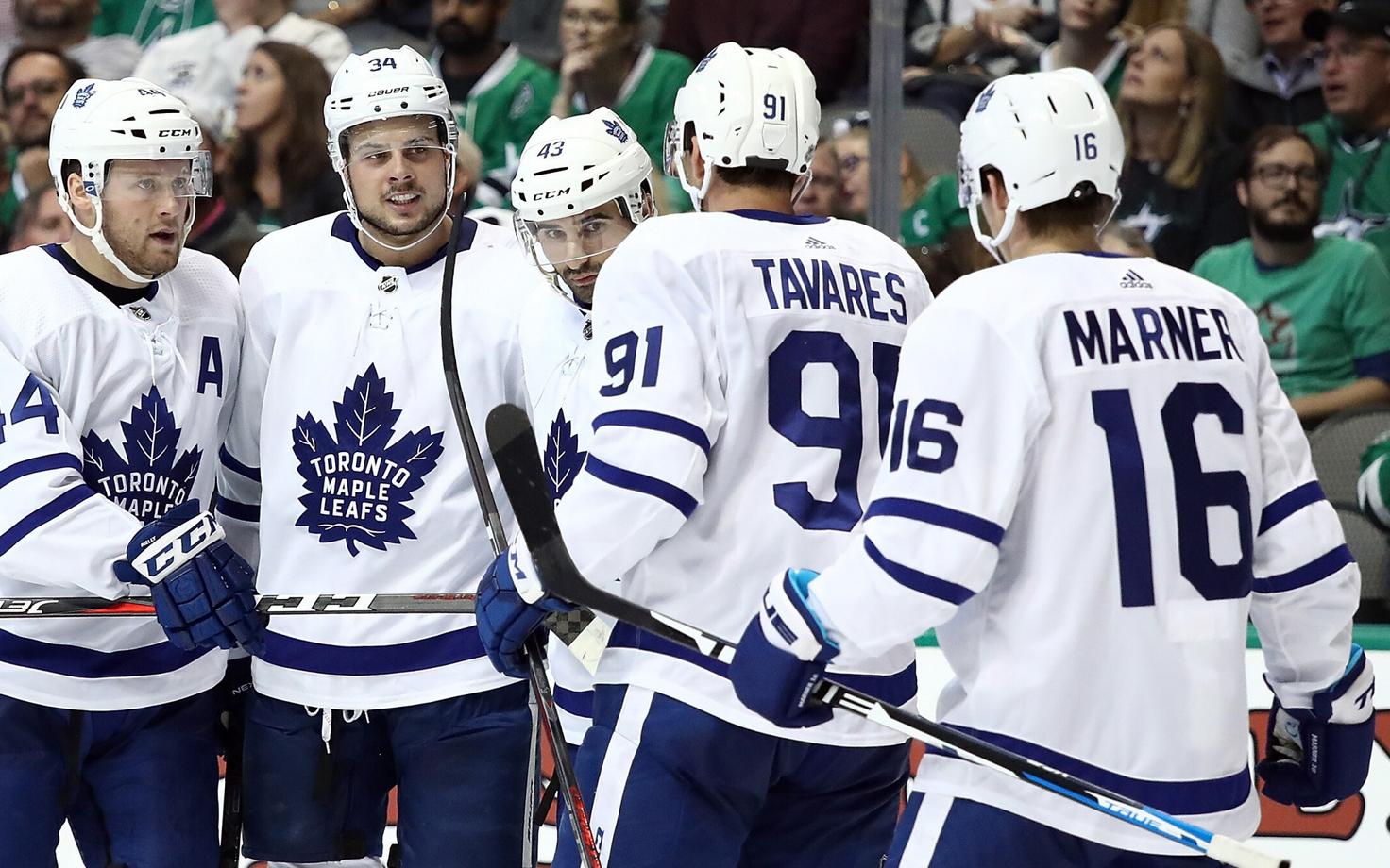 Auston Matthews (vasakult teine) koos kaaslastega tähistamas.