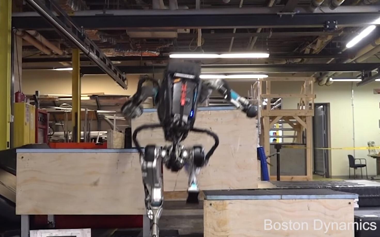 Robot Atlas parkuurimas.