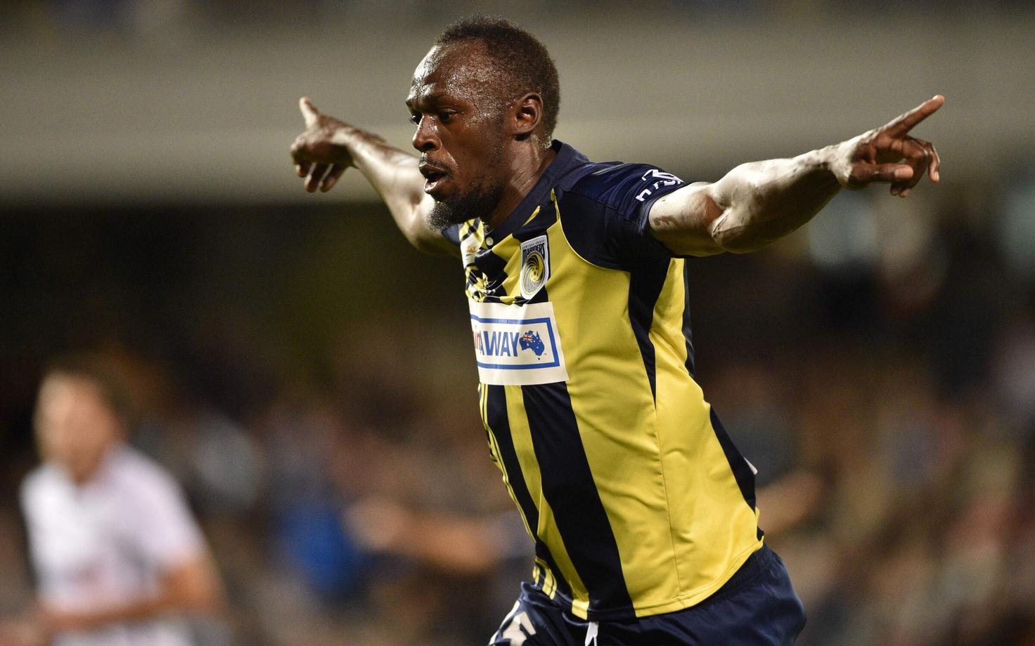 Usain Bolt väravat tähistamas.