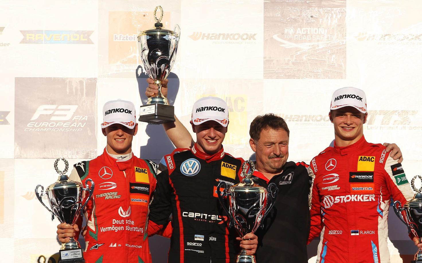 Mick Schumacher (vasakult), Jüri Vips ja Ralf Aron pjedestaalil.