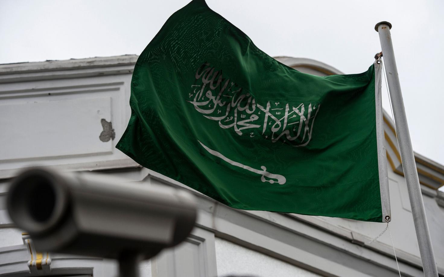 Saudi Araabia lipp Istanbuli konsulaadi hoonel.