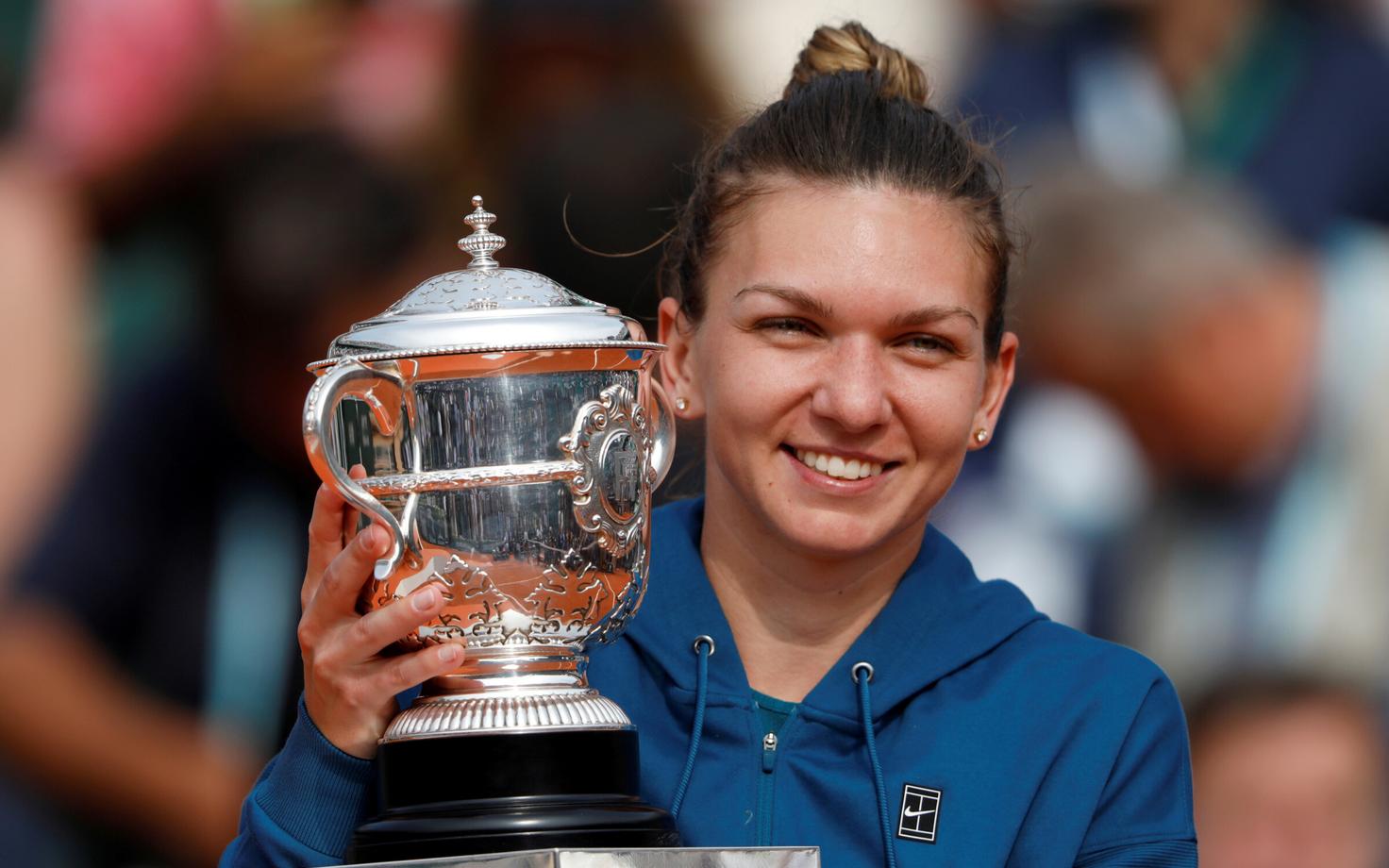 Simona Halep Prantsusmaa lahtiste võidukarikaga.