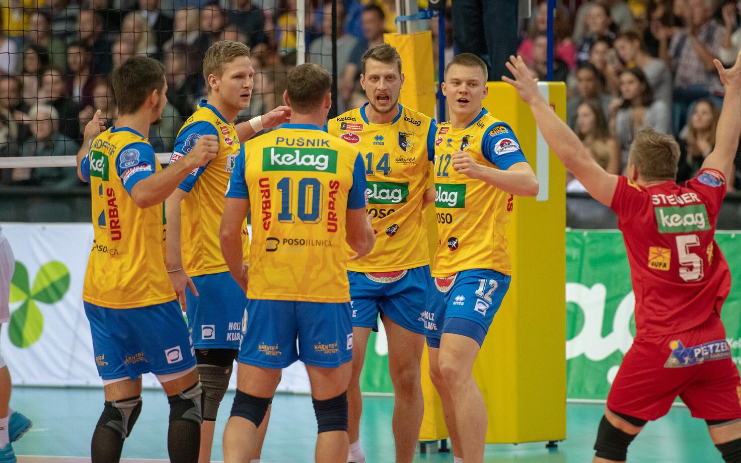 Markkus Keel (nr 12) koos klubikaaslastega rõõmustamas.