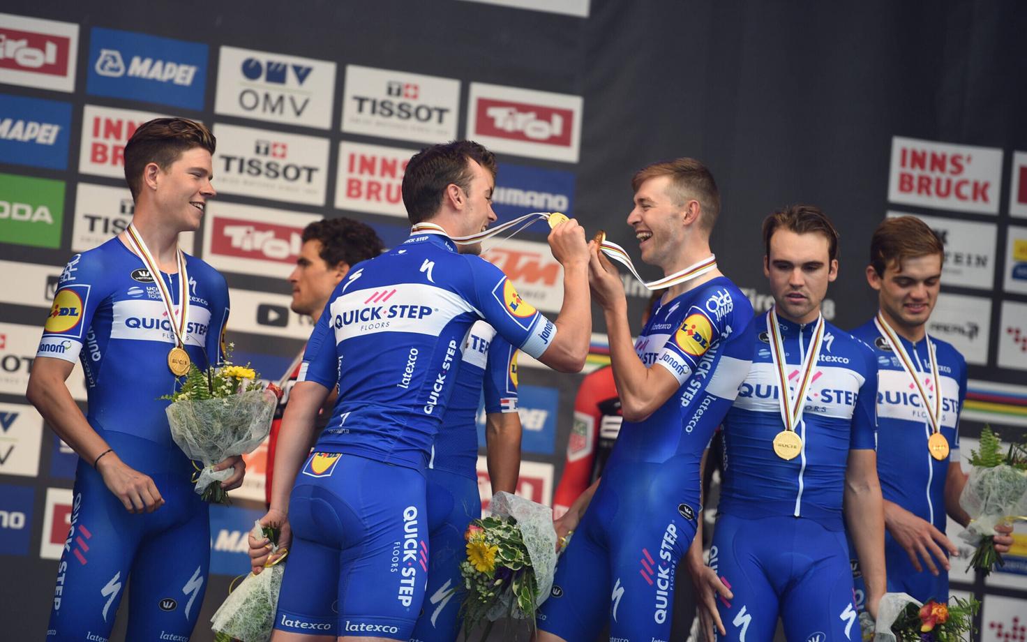 Quick-Step Floors tähistamas meeskondlikus sõidus teenitud MM-tiitlit