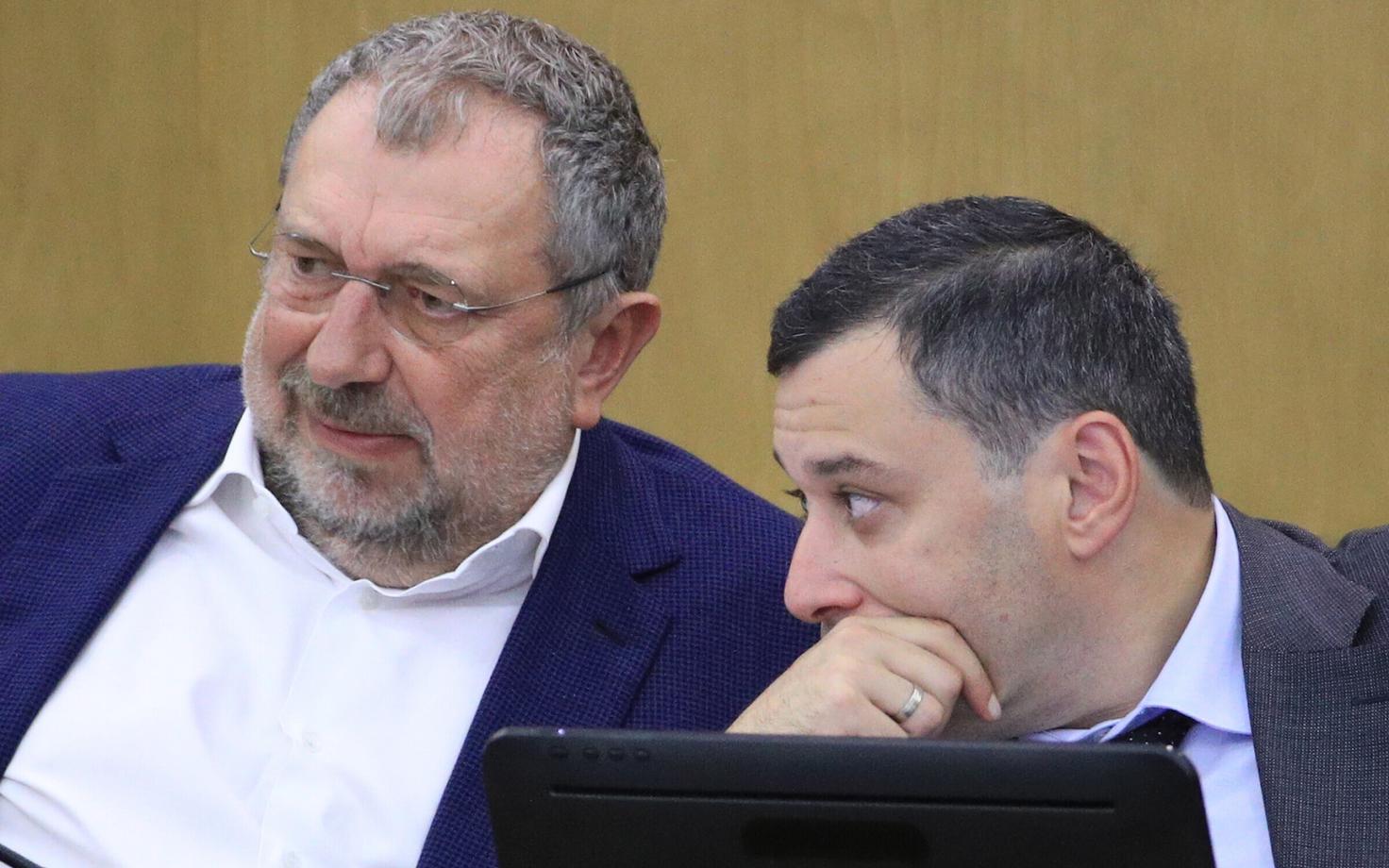 Vene riigiduuma liige Vladislav Reznik (v) ja Venemaa rahvuskaardi direktori nõunik Aleksandr Hinštein riigiduumas.
