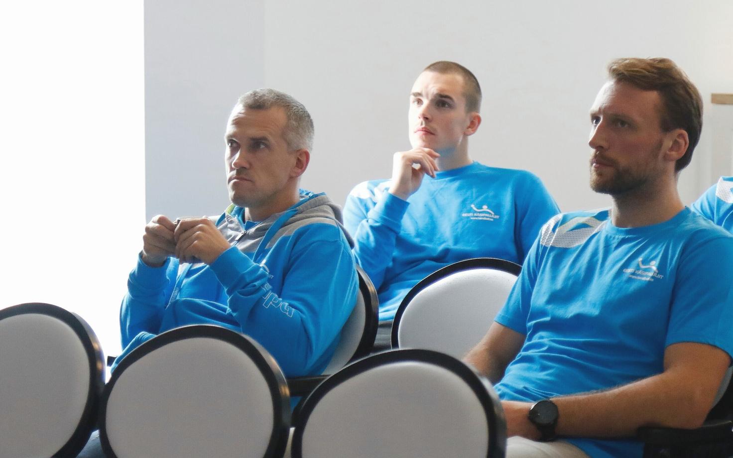 Eesti koondis jõudis Hollandisse saabudes juba koosoleku maha pidada. Abitreener Martin Noodla, Andris Celminš ja Martin Johannson kuulavad peatreener Thomas Sivertssoni mõtteid.