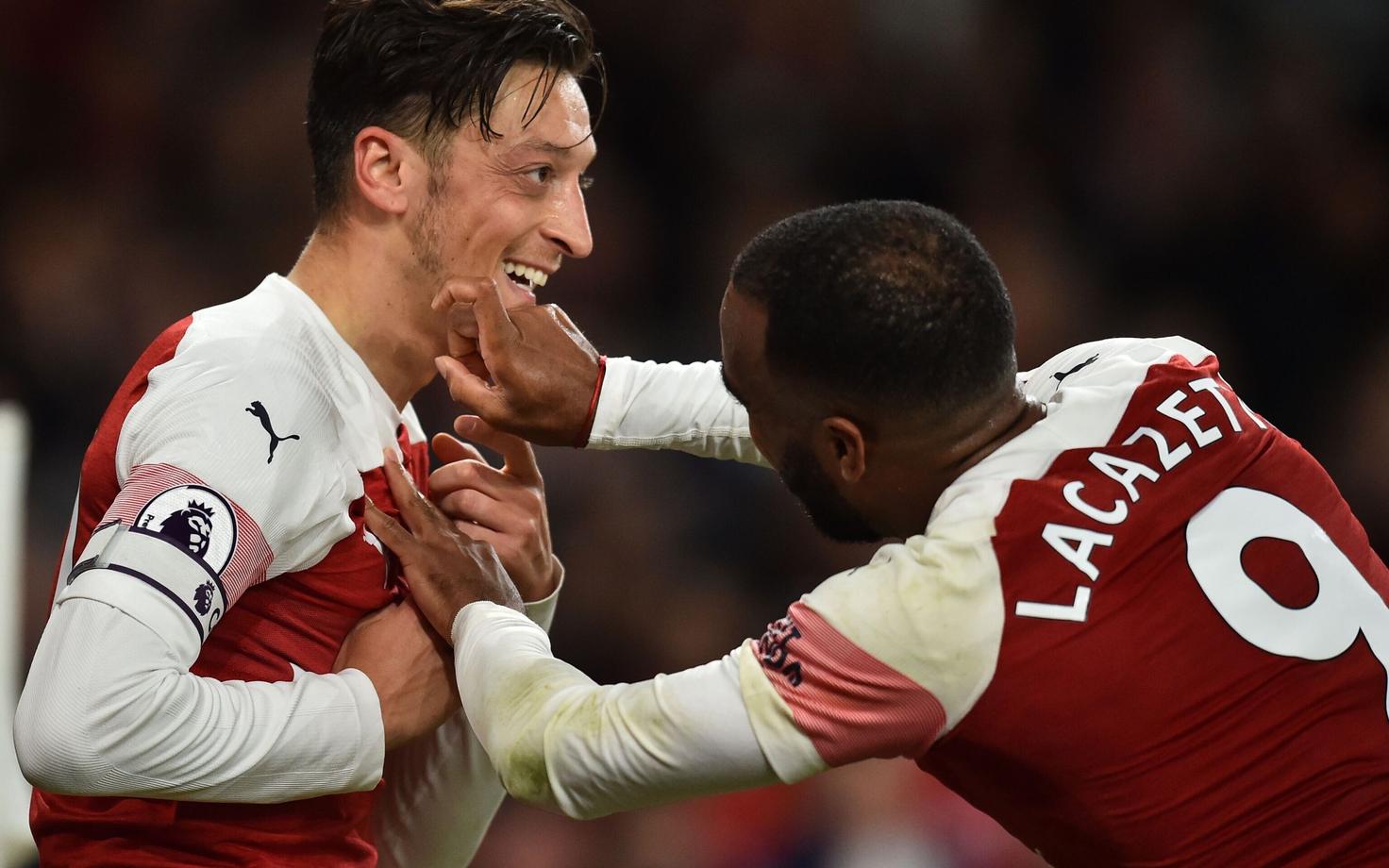 Mesut Özil ja Alexandre Lacazette
