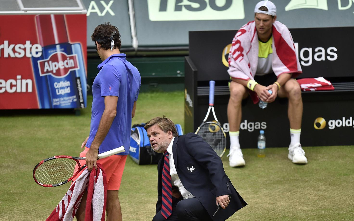 Roger Federer ja pukikohtunik Cedric Mourier arutamas, kuhu pall täpselt maandus