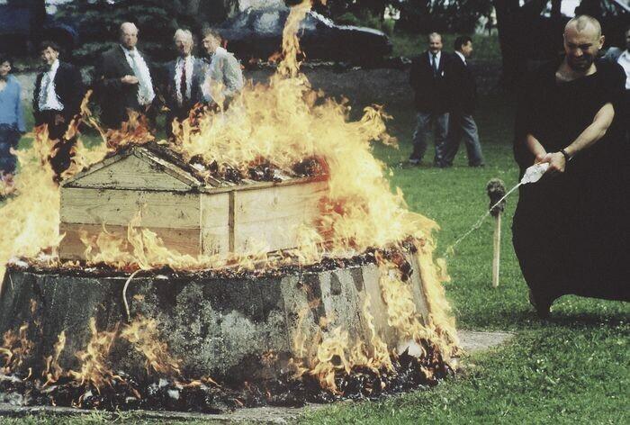Jaan Toomik, Raoul Kurvitz & Jaan Paavle performance 19.06.1998 Eesti Pangale kuuluvas Maardu mõisas (fotodokumentatsioon).