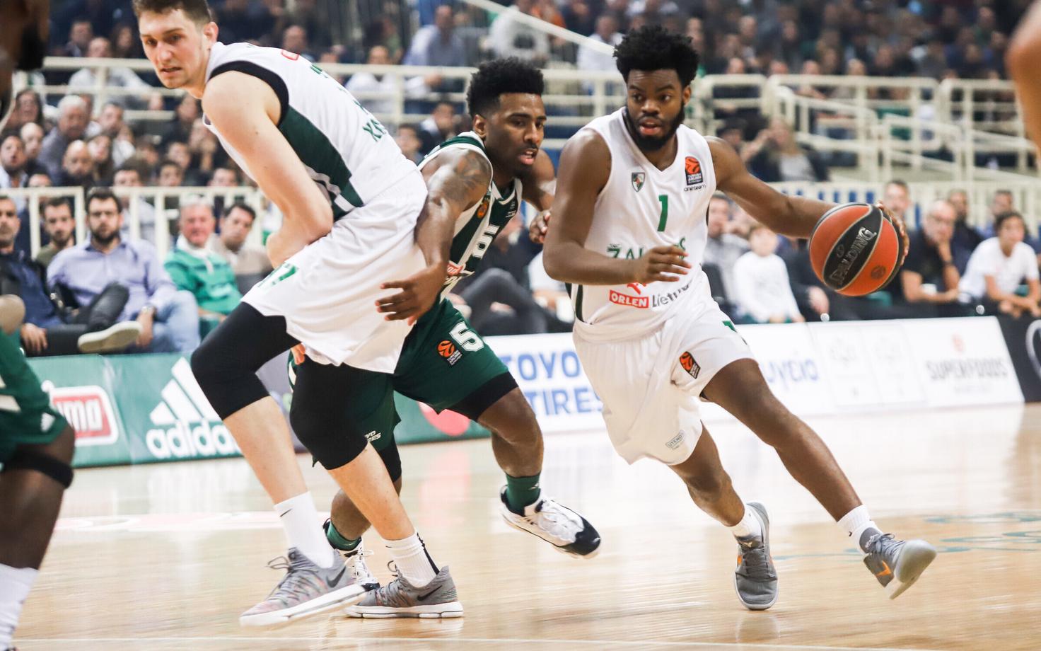 Keith Langford (vasakul) heitlemas palli pärast Derrick Waltoniga.