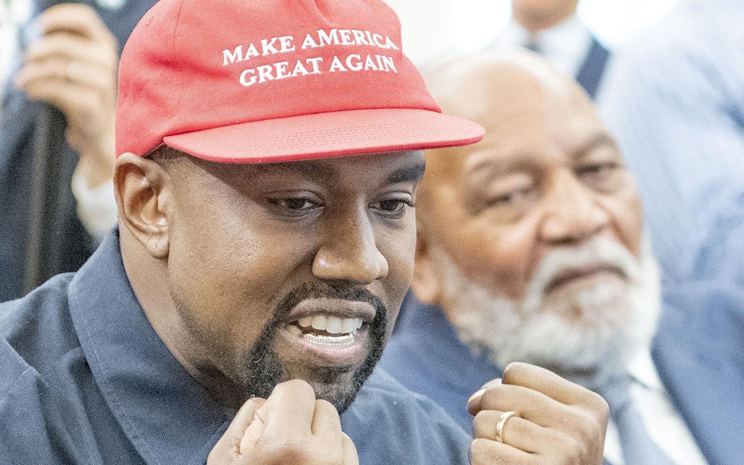 Kanye West MAGA-mütsiga.