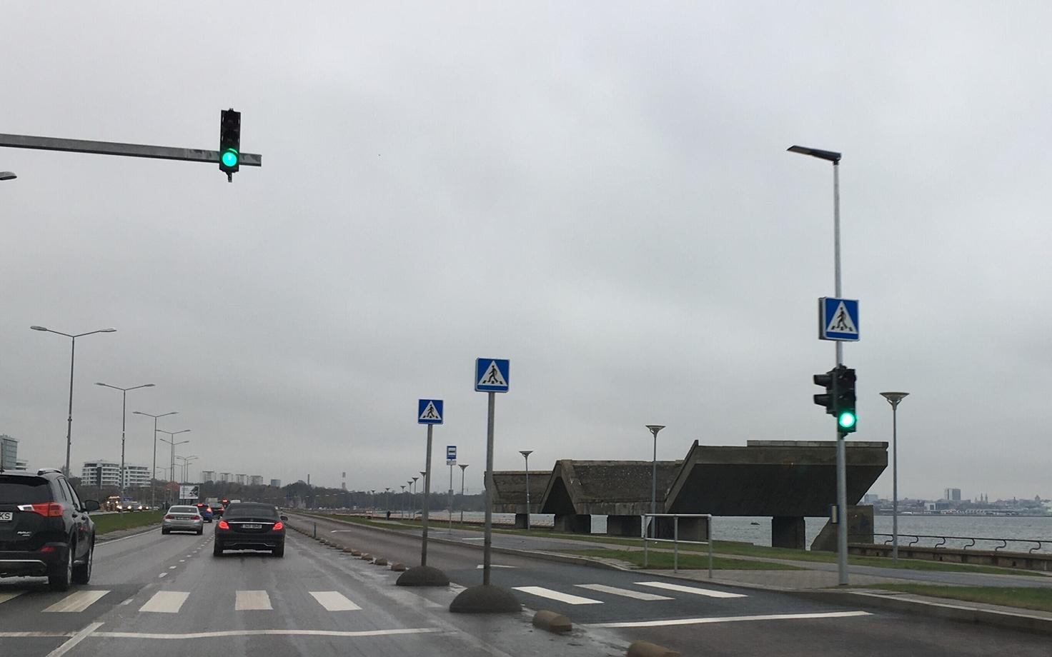 Mälestusvälja bussipeatus kommunismiohvrite memoriaali juures