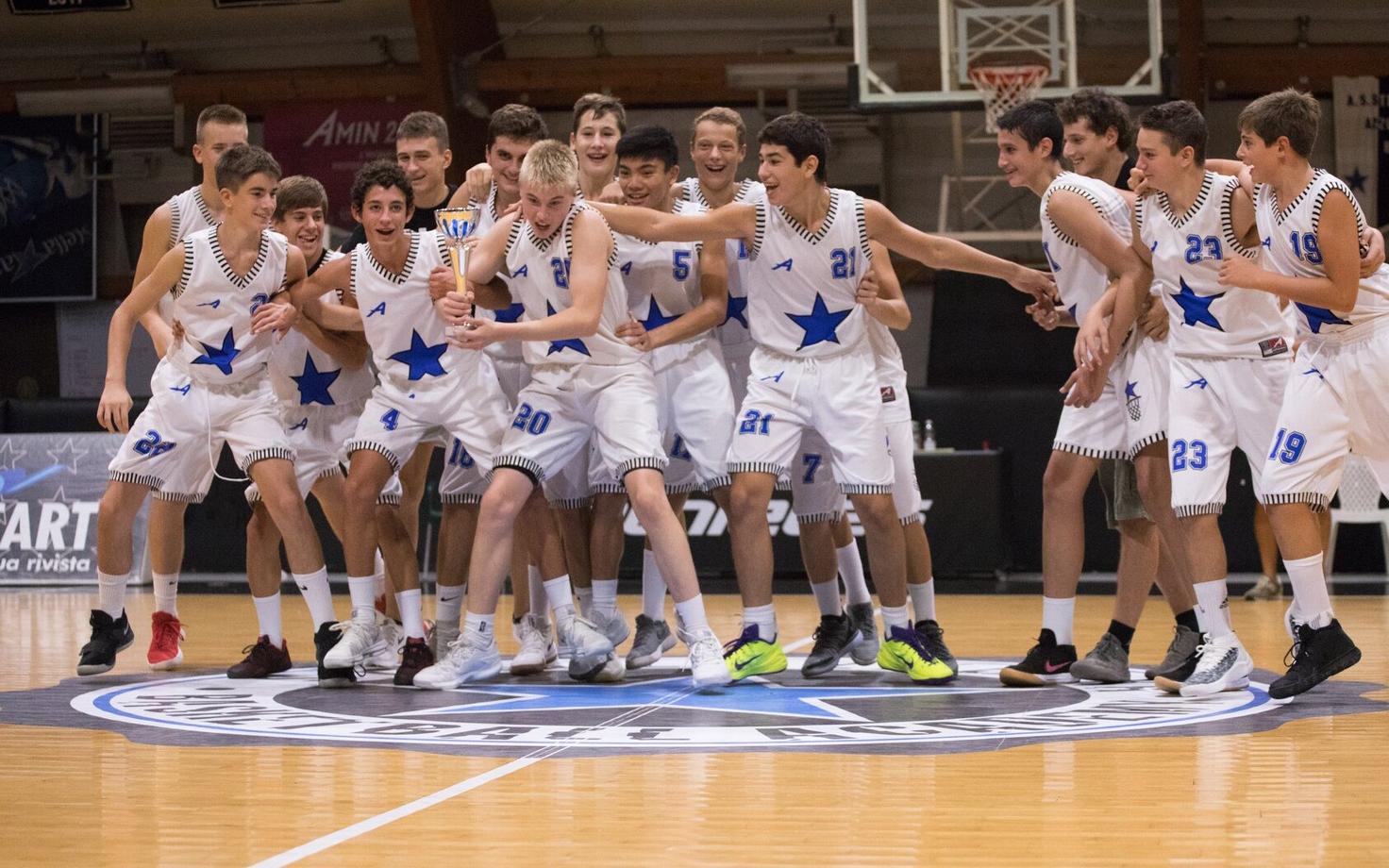 Stella Azzurra ja Kaspar Kuusmaa möödunud hooajal teneitud võidukarikaga.