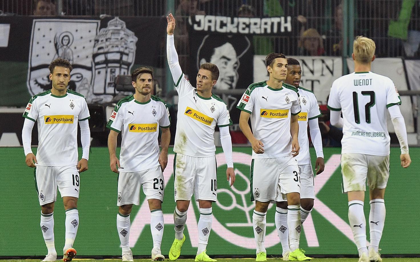 Thorgan Hazard (keskel, käsi püsti)