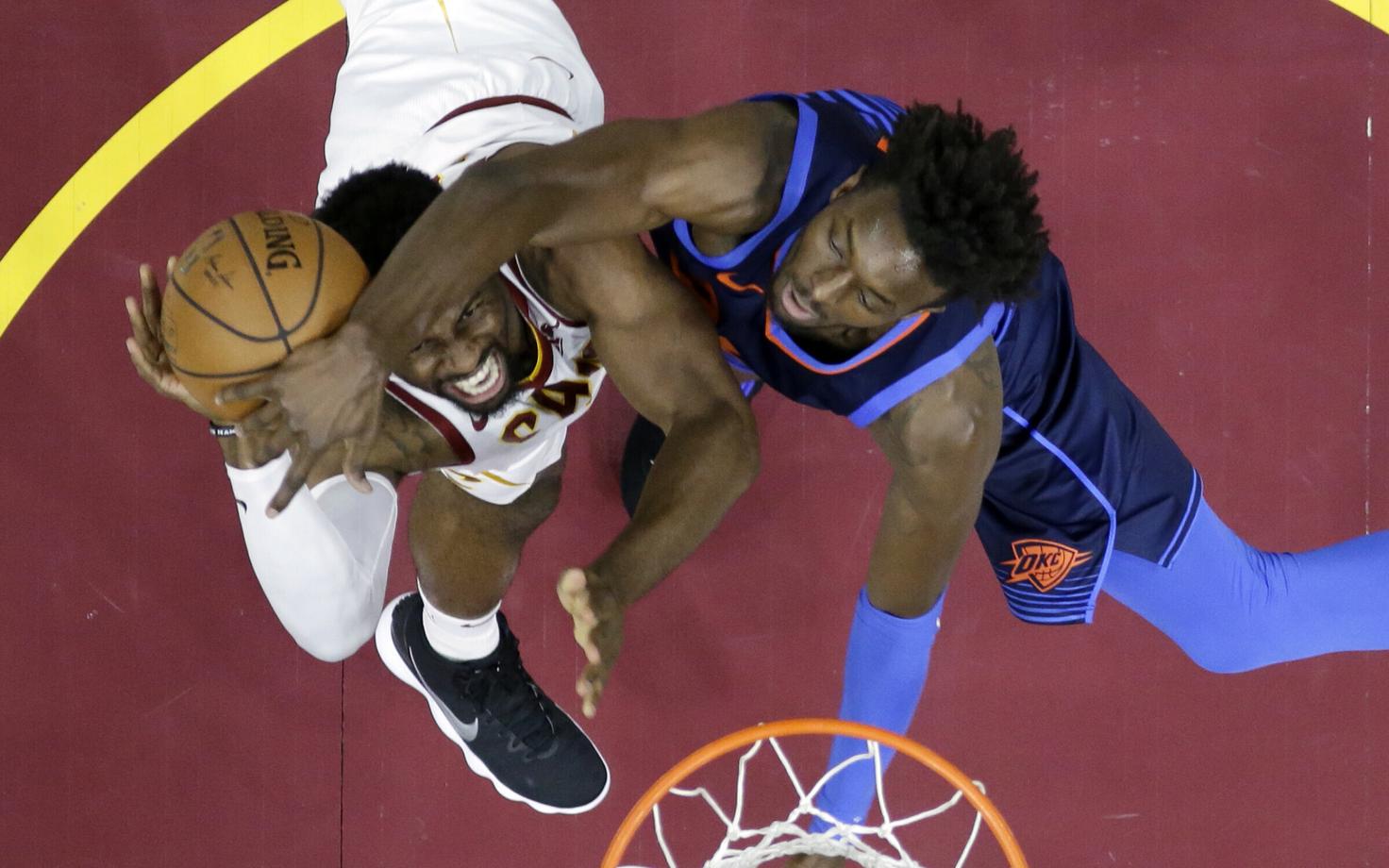 Oklahoma City Thunderi Jerami Grant (paremal) blokeerib Cleveland Cavaliersi David Nwaba viske.