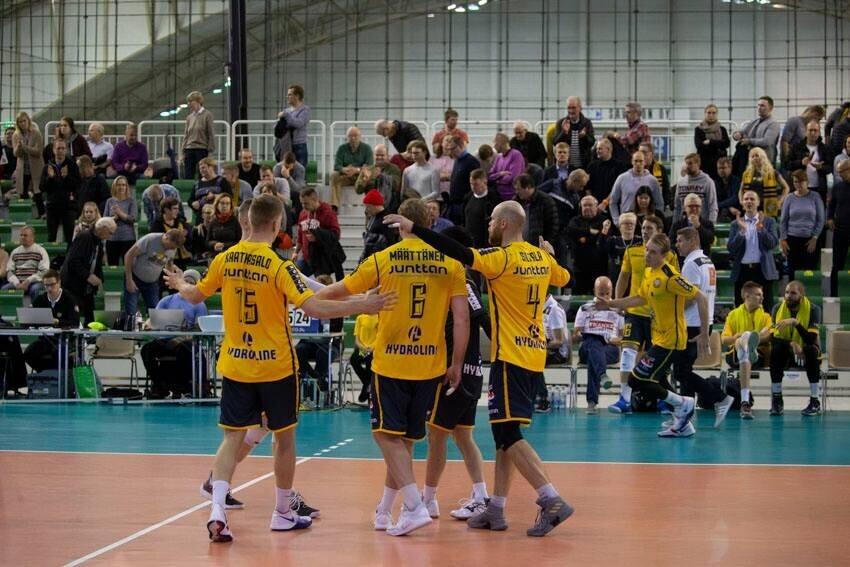 Savo Volley mängijad võitu tähistamas.