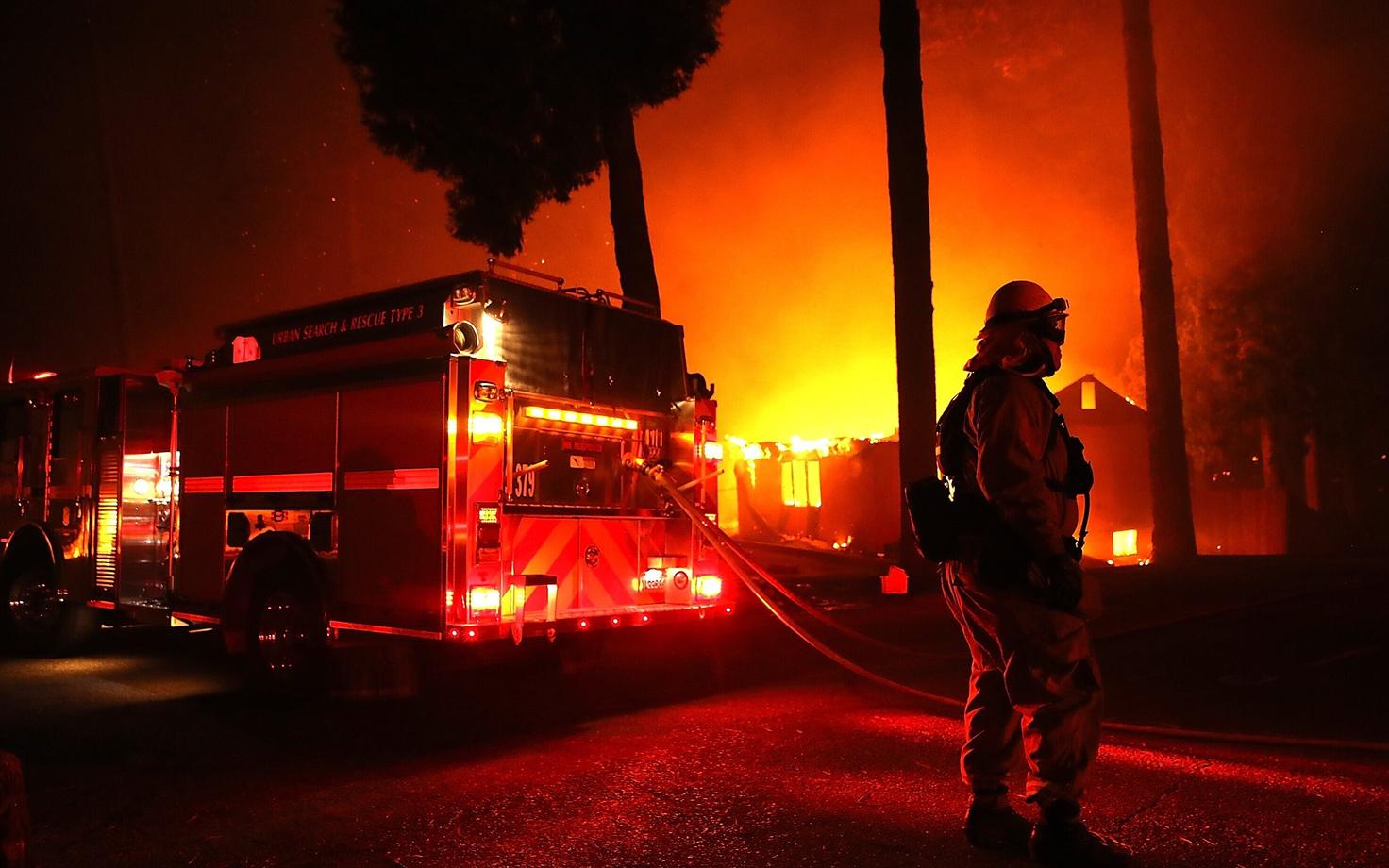 Tuletõrjujad põlenguga võitlemas Paradise'i linnas Californias.