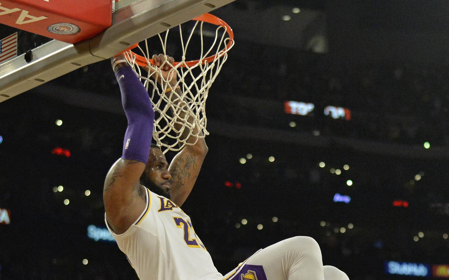 LeBron James jäi pärast pealtpanekut korvi külge rippuma.