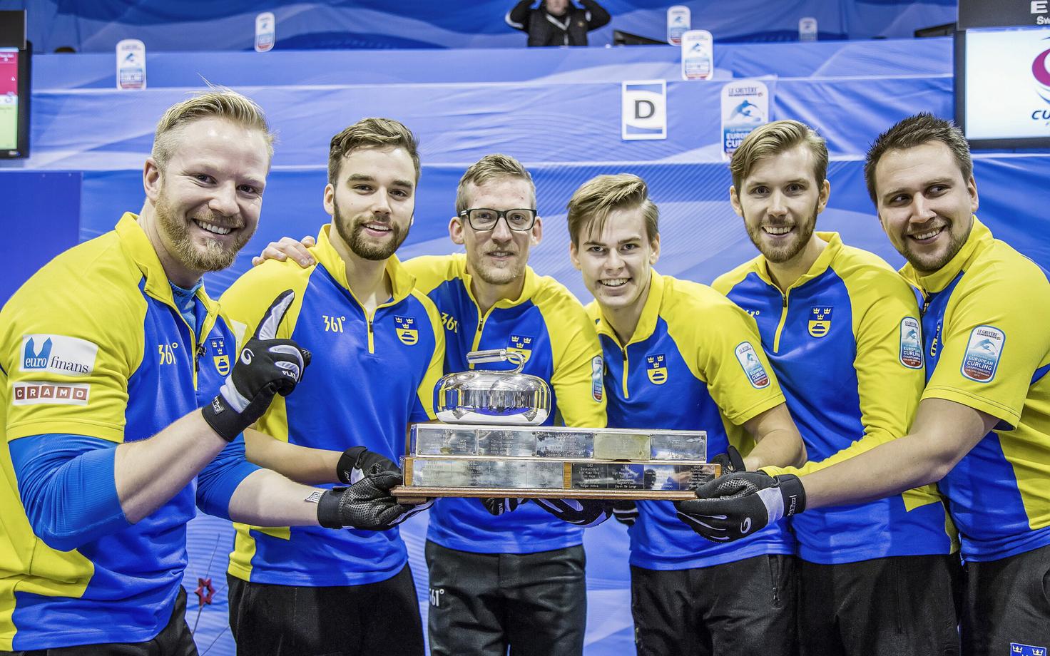 Kristian Lindström (paremalt teine) koos meeskonnakaaslastega 2015. aasta MM-i võidukarikaga.