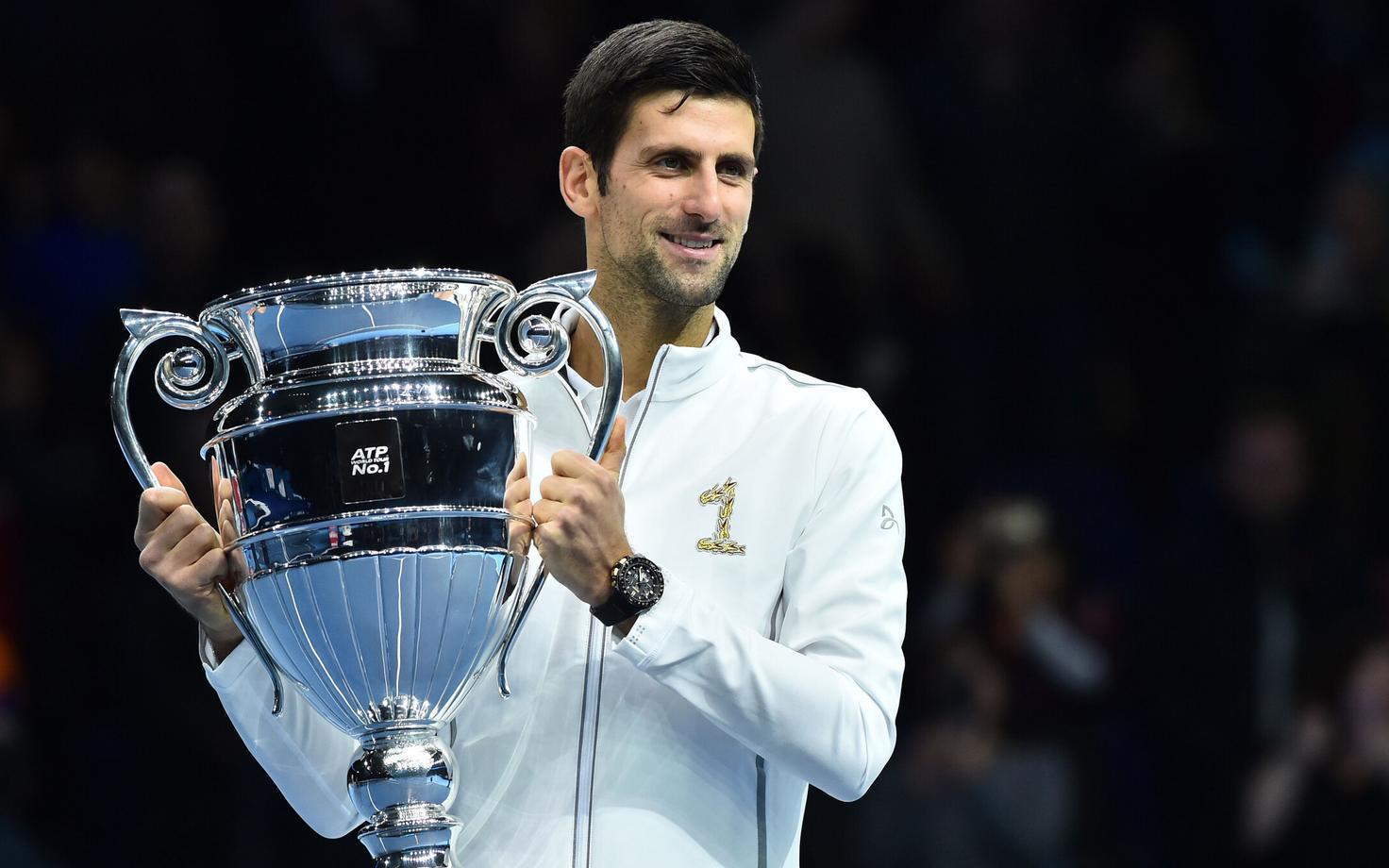 Novak Djokovic aastalõpu esireketi karikaga.