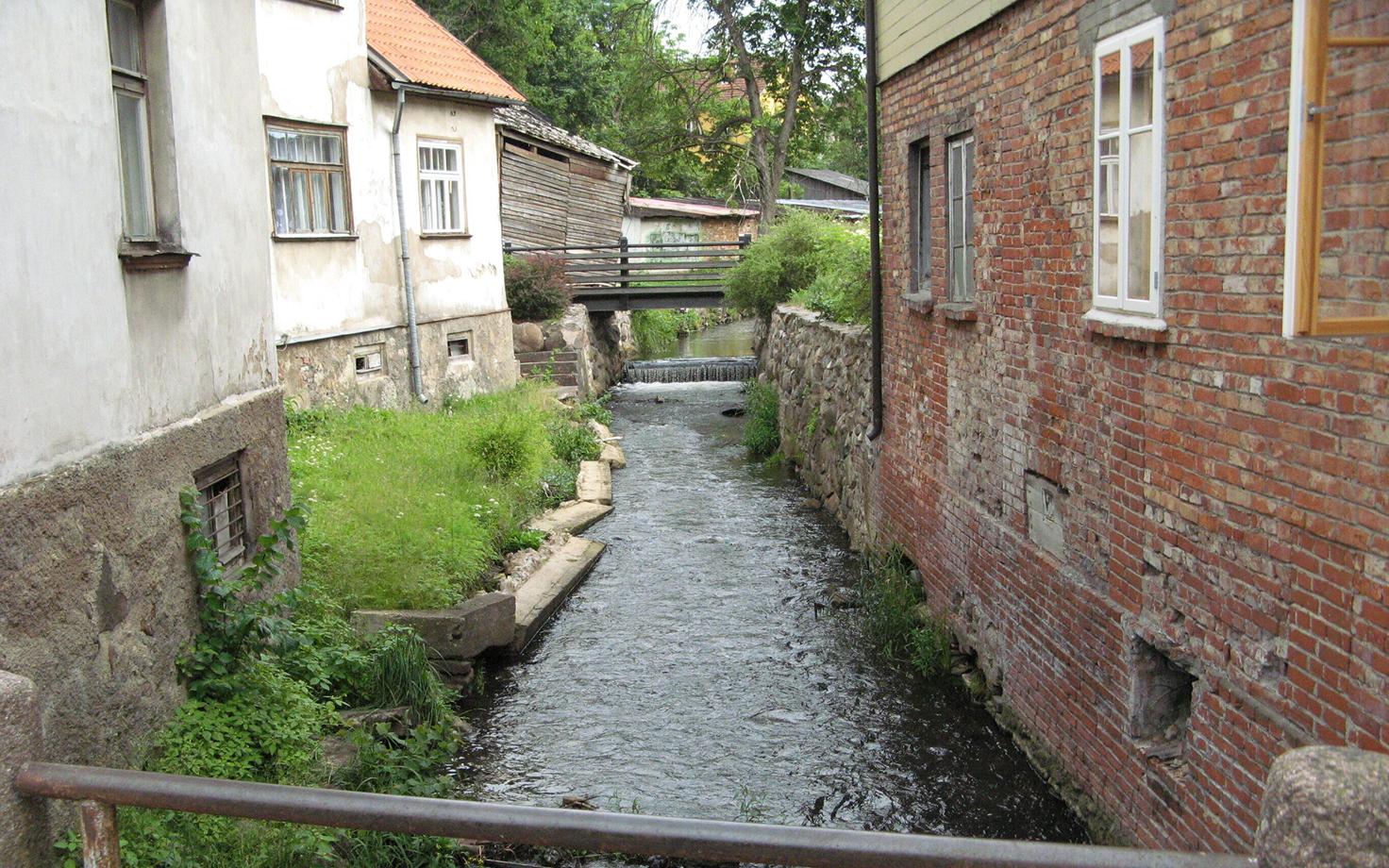 Kuldiga. Foto autor: Kuldiga on nagu väike Veneetsia,oma väikesti kanalitega. Vanad restaureeritud majad, muidugi ka tellissild ja juga