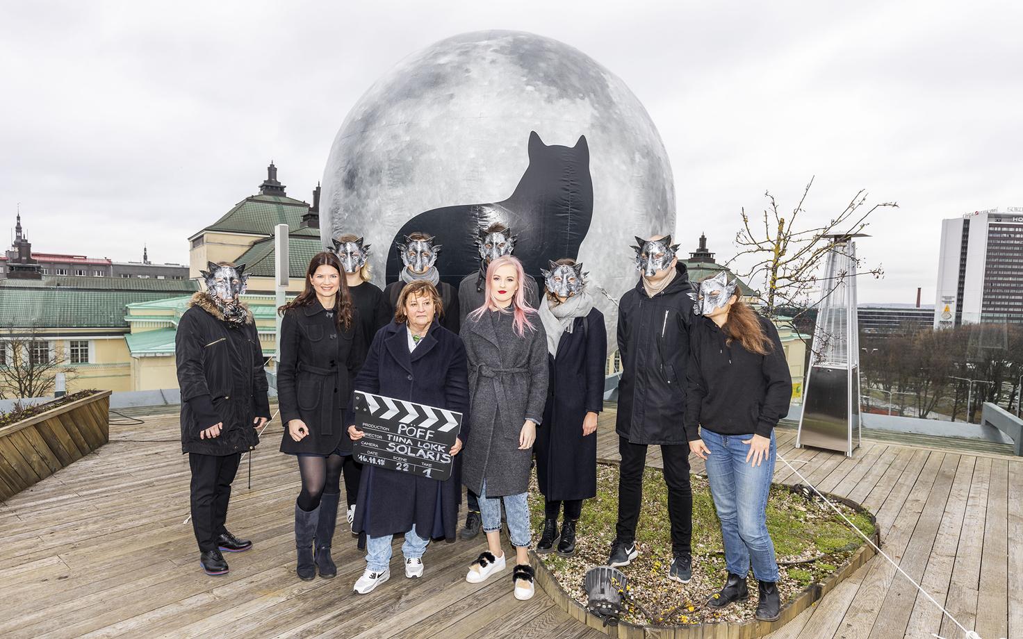 Solaris keskuse turundusjuht Kristin Lepikson (vasakult), PÖFF peakorraldaja Tiina Lokk ja Moekino programmi eestvedaja Britta Talving avasid festivali traditsioonilise filmiklapiga.