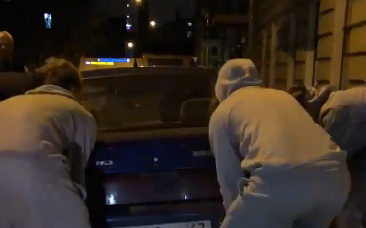 BC Kalev/Cramo mängijad bussile ette jäänud autot liigutamas