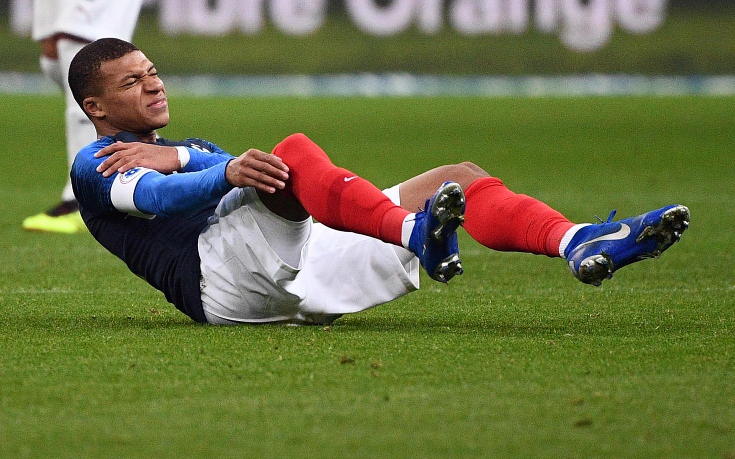 Kylian Mbappe vigastas kohtumises Uruguayga enda õlga
