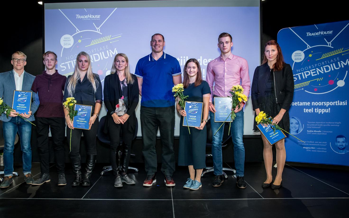 Tänavused stipendiaadid Joosep Karlson (vasakult) Matz Topkin, Anna Maria Orel, Li Lirisman, Albert Tamm ja Tuuli Tomingas, nende vahel Kristina Šmigun-Vähi ja Gerd Kanter.