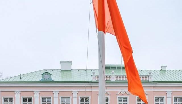 Оранжевый флаг в Кадриорге.