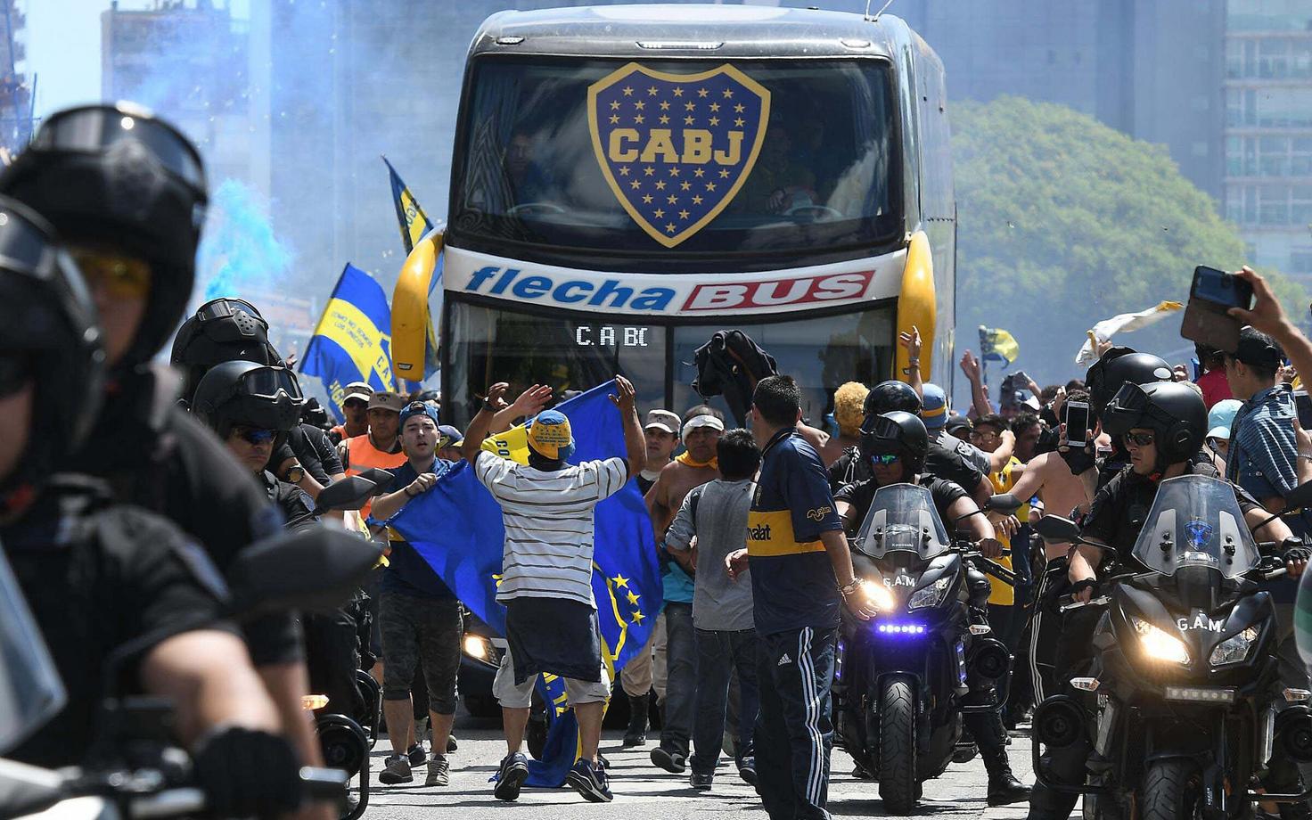Boca Juniorsi meeskonna buss teel hotellist River Plate staadionile