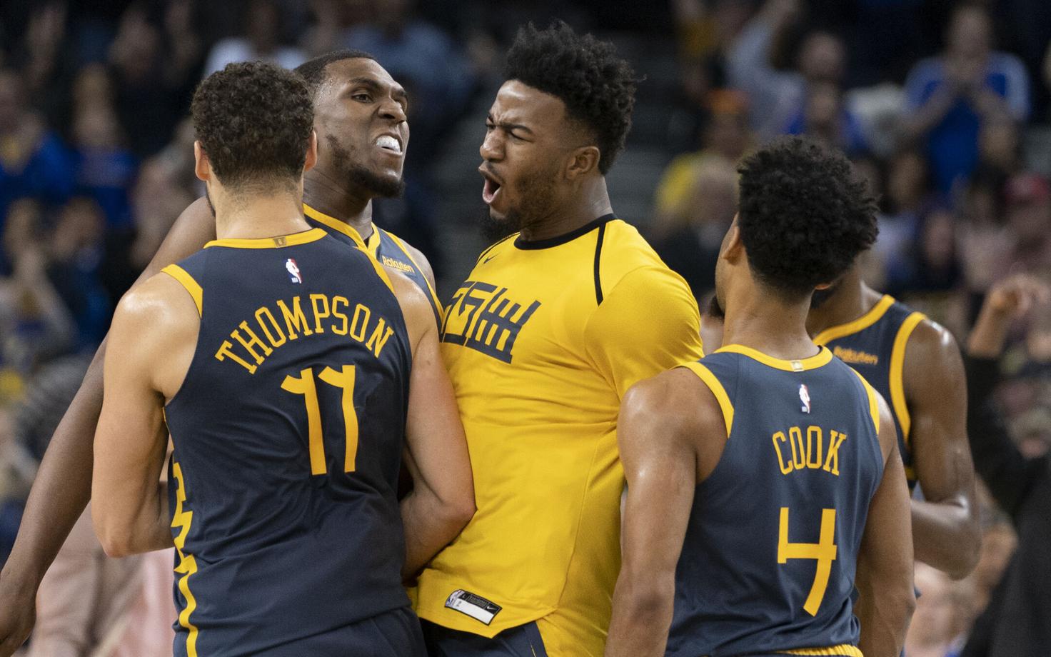 Meeskonnakaaslased õnnitlemas võidukorvi visanud Klay Thompsonit.